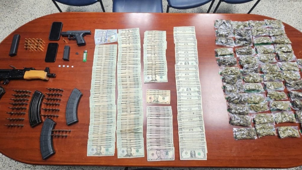  Arrestan a tres j&oacute;venes en Bayam&oacute;n con armas y drogas 