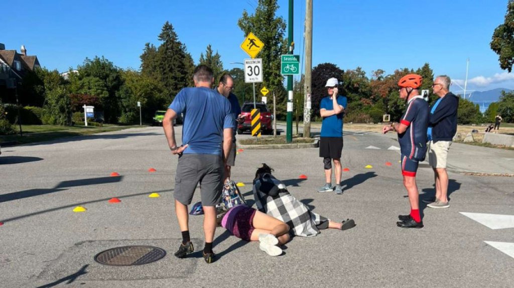  Conductor atropella a tres ciclistas en California, uno de ellos muri&oacute; 