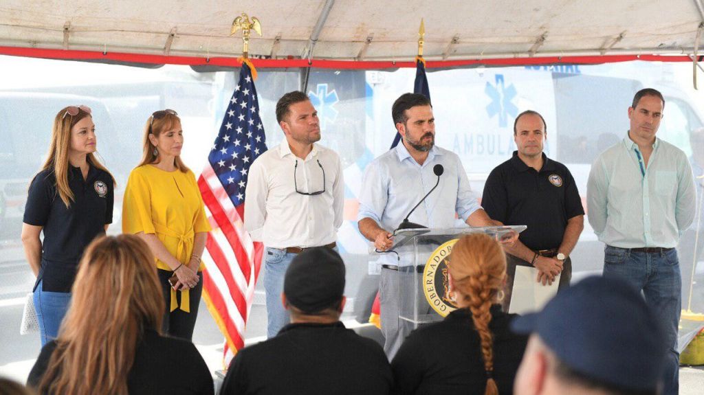  Gobernador entrega ambulancias para el Negociado del Cuerpo de Emergencias M&eacute;dicas y veh&iacute;culos para investigaci&oacute;n forense para el Negociado de Ciencias Forenses 