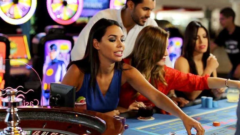  Crupier es golpeado por turista molesto por un juego de ruleta en casino de hotel en Condado 