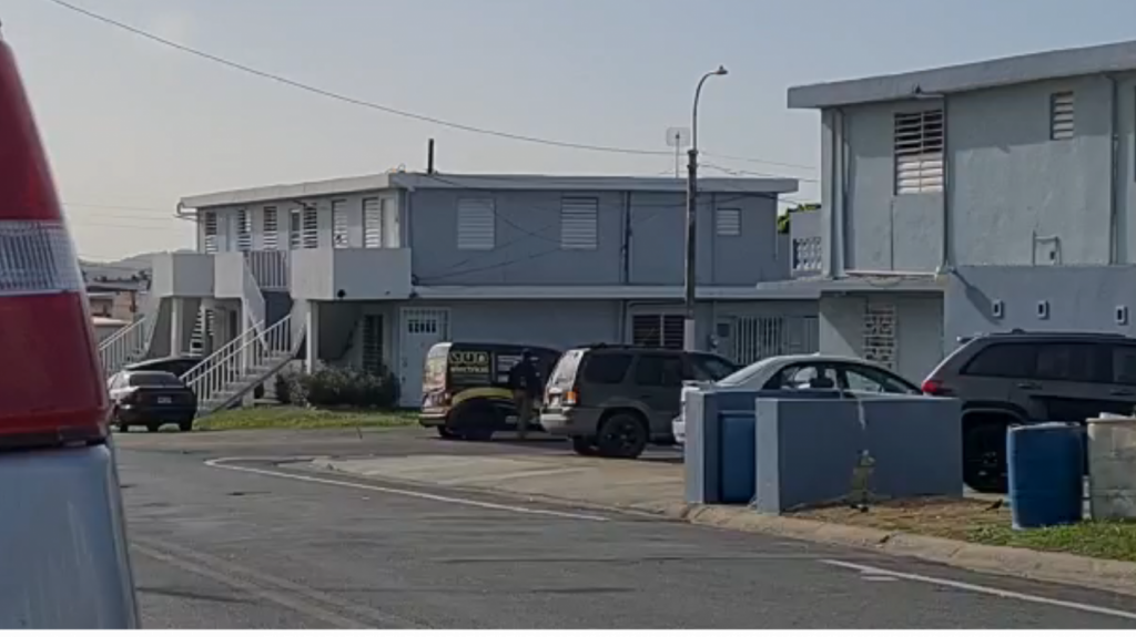  Video: Ahora se reporta hombre atrincherado en urbanizaci&oacute;n de Bayam&oacute;n 