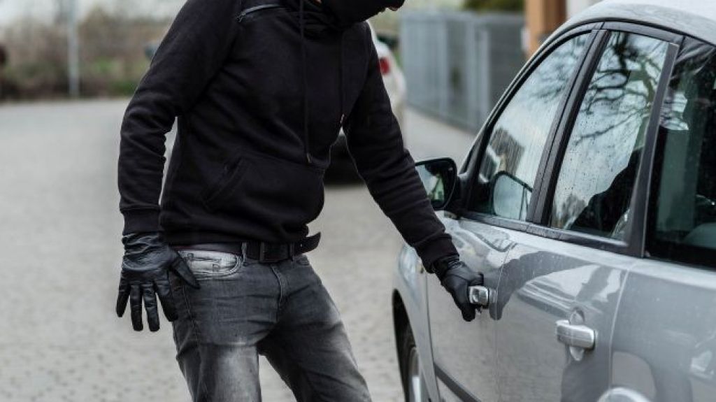  Roban veh&iacute;culo estacionado frente a una residencia en Juana D&iacute;az 