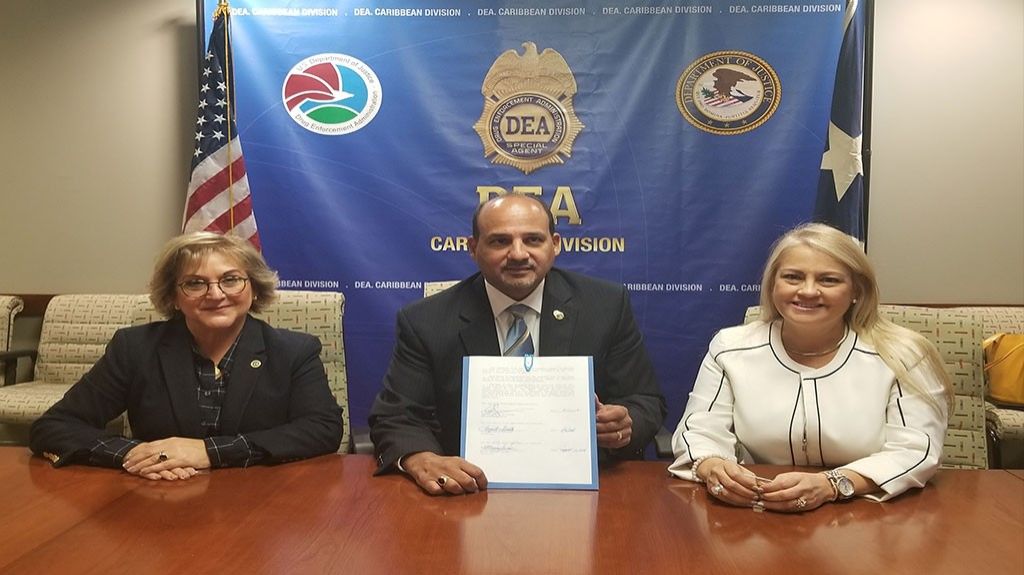  Departamentos de Justicia y Hacienda firman acuerdo con la Administraci&oacute;n para el Control de Drogas (DEA) 