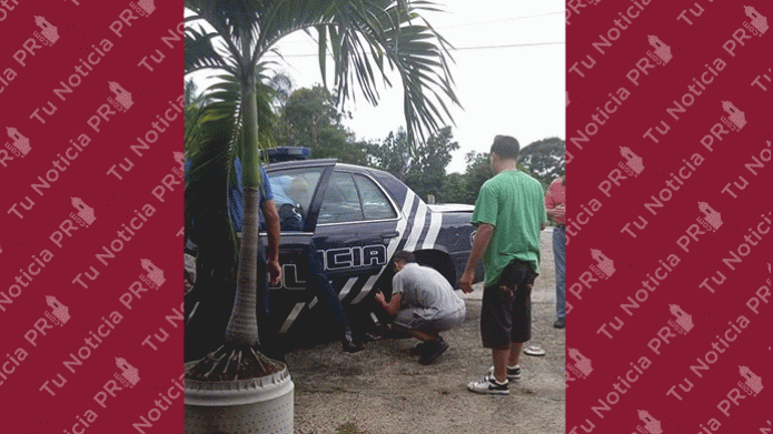 Ciudadanos Son recÃ­procos ayudando agentes de la policÃ­a a cambiar una goma 