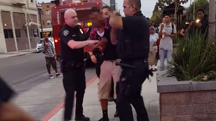 EE.UU.: Nueve policÃ­as arrestan brutalmente y golpean a un joven por cruzar sin prudencia la calle