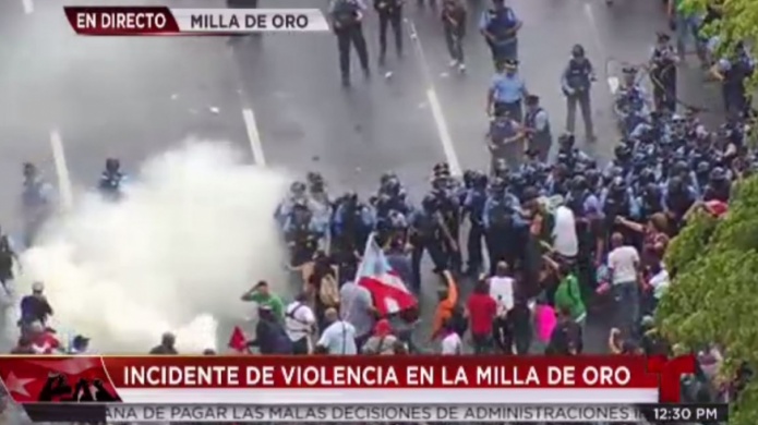 Captan en video momento en que manifestantes le lanzan gases a la policía