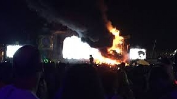 Video: Un incendio en el concierto de mÃºsica electrÃ³nica Tomorrowland obliga a desalojar a mÃ¡s de 22.000 personas