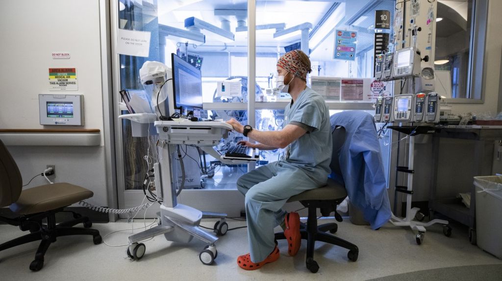  EE.UU. supera los 120.300 muertos y 2,31 millones de contagios de COVID-19 