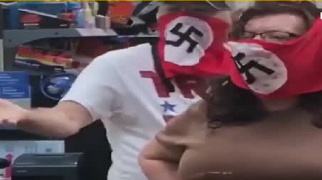  Video: Sacan a una pareja de Walmart por usar mascarillas con banderas nazis 