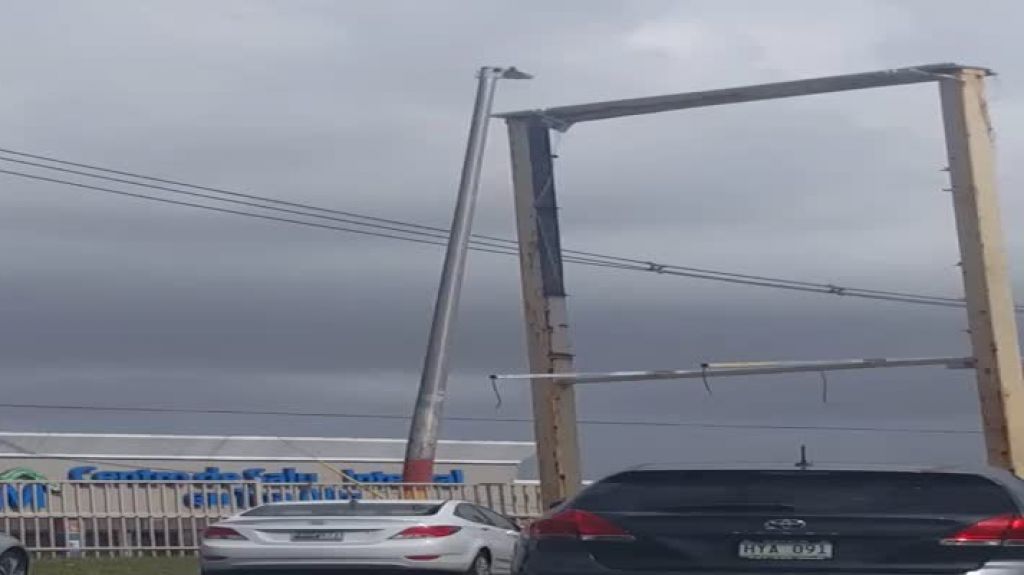  Video: Alertan sobre poste que se tambalea con el viento en centro comercial de Toa Alta 