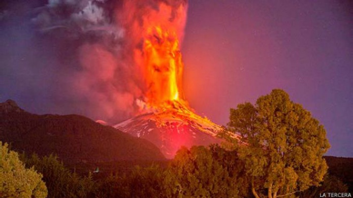 Miles de evacuados por erupción del volcán Villarrica en Chile