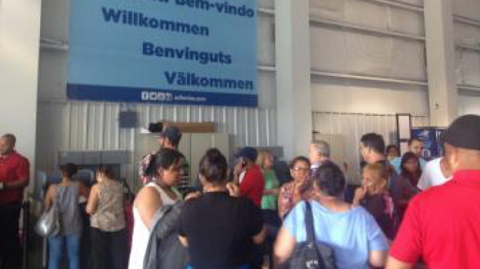 Comienza entrega de maletas a pasajeros del siniestrado ferry Caribbean Fantasy en muelle Panamericano