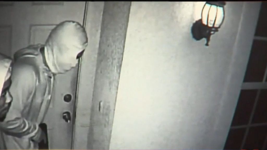  Video: Armados y encapuchados dos hombre intentan entra a una residencia de Florida 