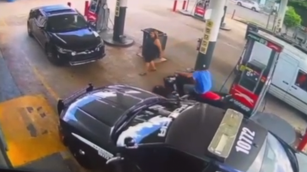  En video momento que conductor de &ldquo;Four track&rdquo; atropella mujer intentando huir de la polic&iacute;a en Barranquitas dentro de una gasolinera 
