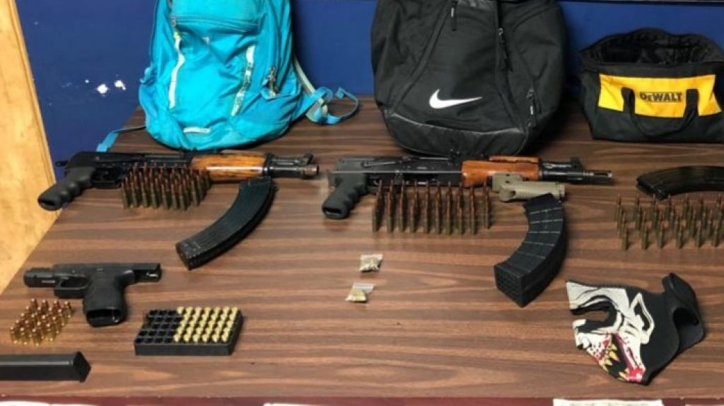  Drogas Fajardo ocupa 2 rifles, una pistola alterada y mas de 14 mil dolares en un veh&iacute;culo 