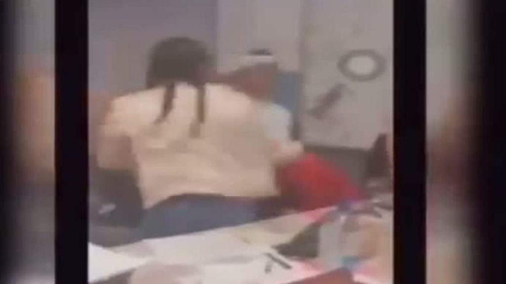  En video dos estudiantes le dan una paliza a una maestra en escuela de Estados Unidos 