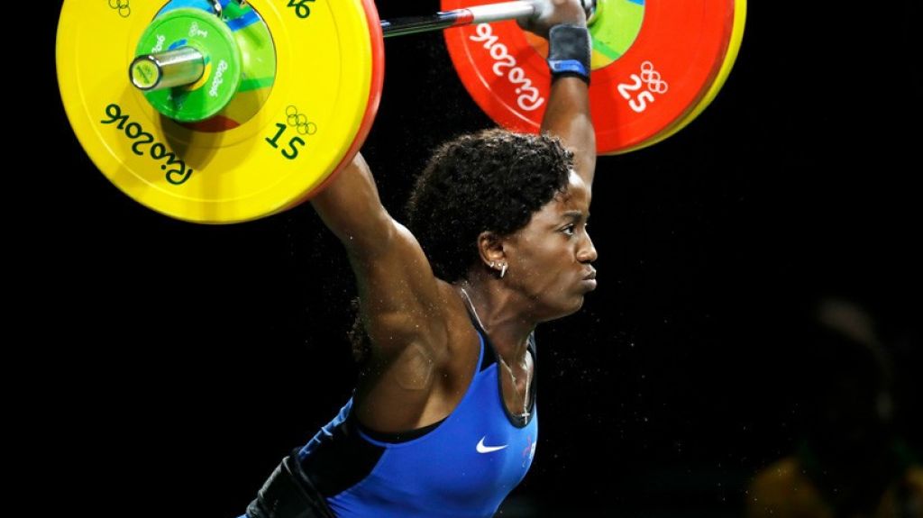  VIDEO: Una pesista francesa sufre una aparatosa lesi&oacute;n al levantar 107 kilogramos 