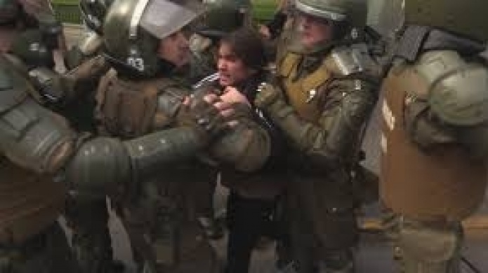 Video: Estudiantes se enfrentan con la policia durante protestas en Chile