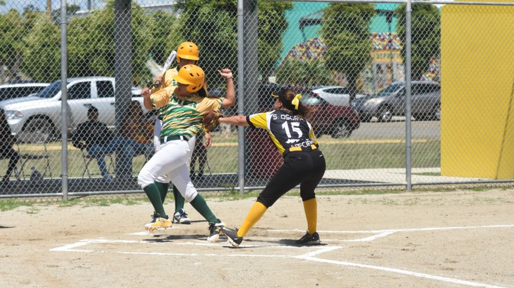  Softbol y f&uacute;tbol femenino ponen el deporte ardiente 