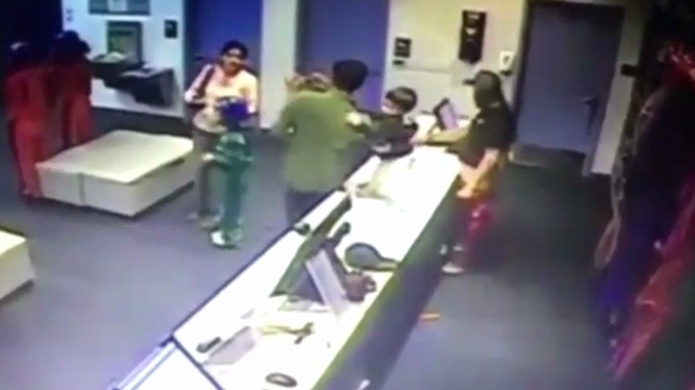 Video: BebÃ© se cae de mostrador y este empleado evita una tragedia