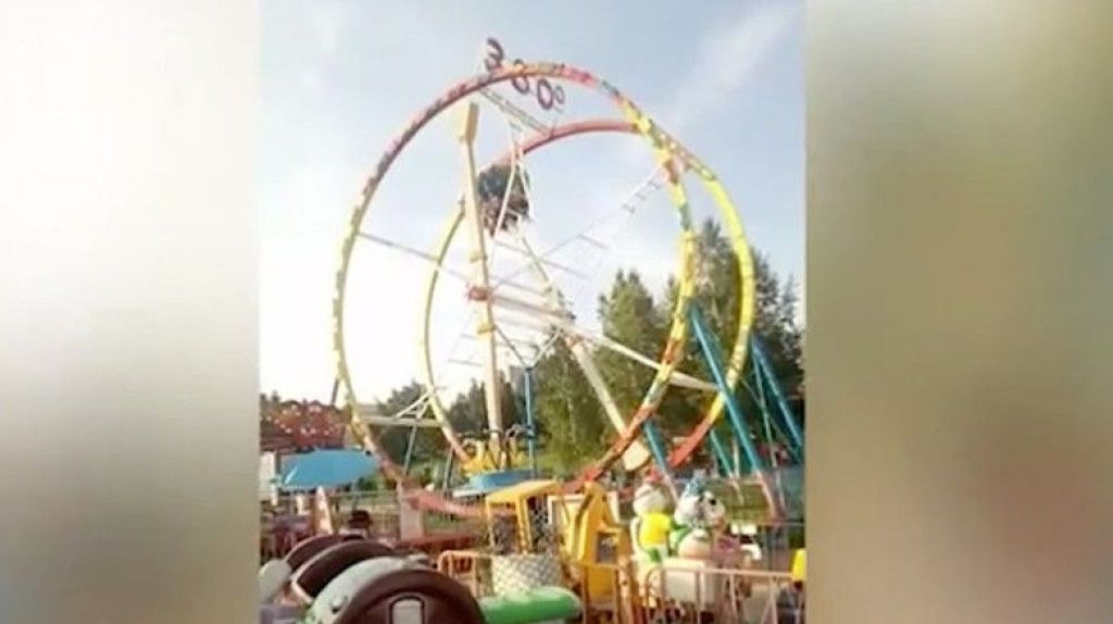  V&iacute;deo: Visitantes en parque de machinas en Rusia se quedan atrapados y colgando 