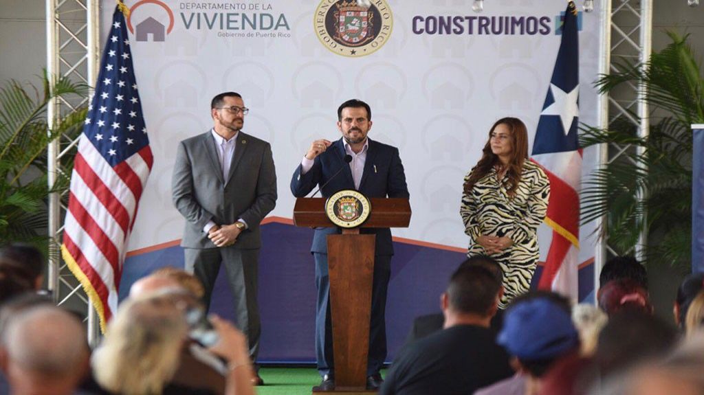  Rossell&oacute; Nevares entrega t&iacute;tulos de propiedad a cientos de familias puertorrique&ntilde;as 