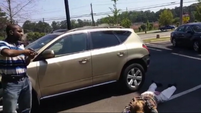Video: Hombre detiene asaltante en supermercado a punta de pistola hasta que llega la policÃ­a