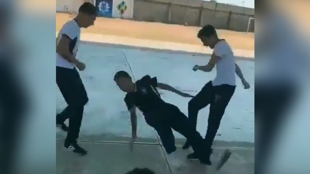  Video:"Rompe cr&aacute;neos" un peligroso reto viral se populariza entre los adolescentes y sus consecuencias pueden ser graves 