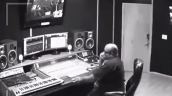 Video: Momento que un celular explota en la cara de un conocido rapero