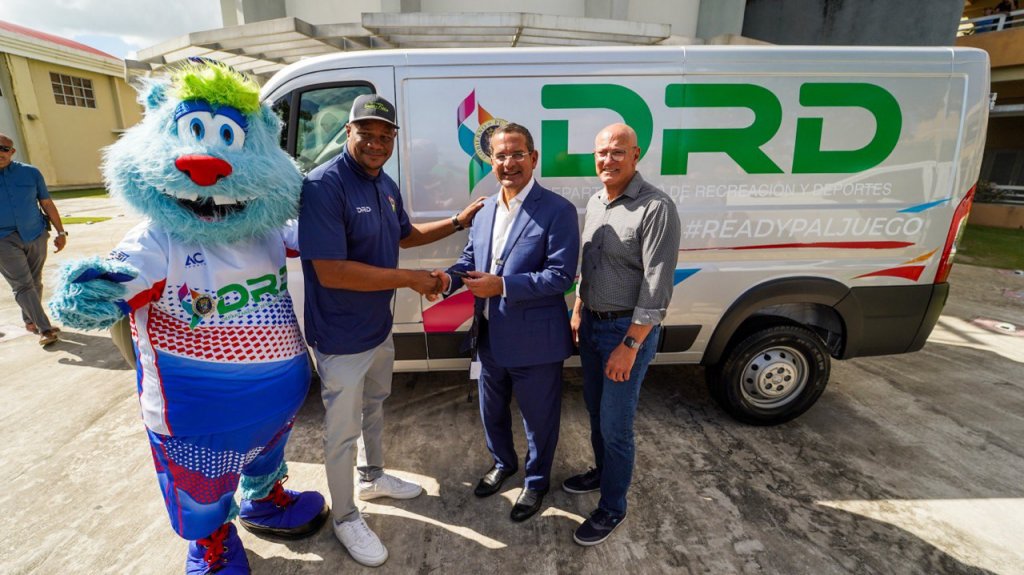  Gobernador Pierluisi entrega nueva flota para el Departamento de Recreación y Deportes 