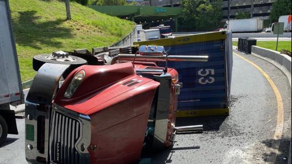  Video: Mega Tap&oacute;n en la Baldorioty por cami&oacute;n volcado 