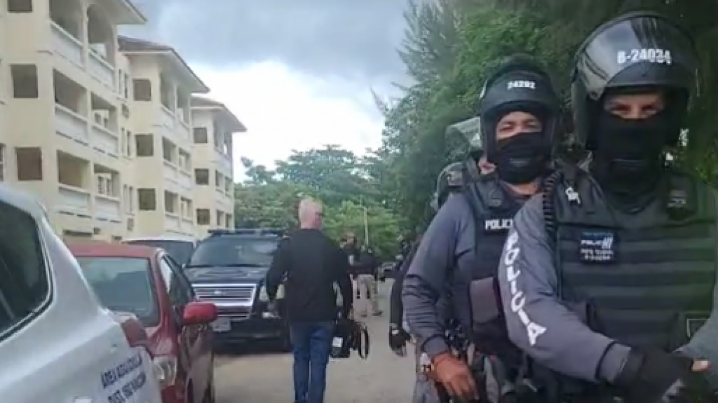  Arrestan dos manifestantes en Rinc&oacute;n 
