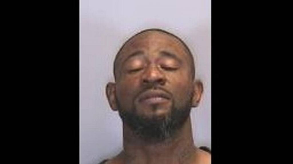 IrrumpiÃ³ en la casa con una pistola en la mano, pero ella ya lo conocÃ­a... Â¿de dÃ³nde?