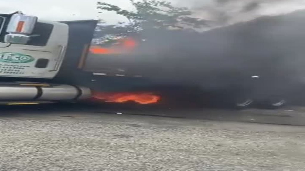  Video de cami&oacute;n incendi&aacute;ndose en expreso de Vega Baja a Morovis 
