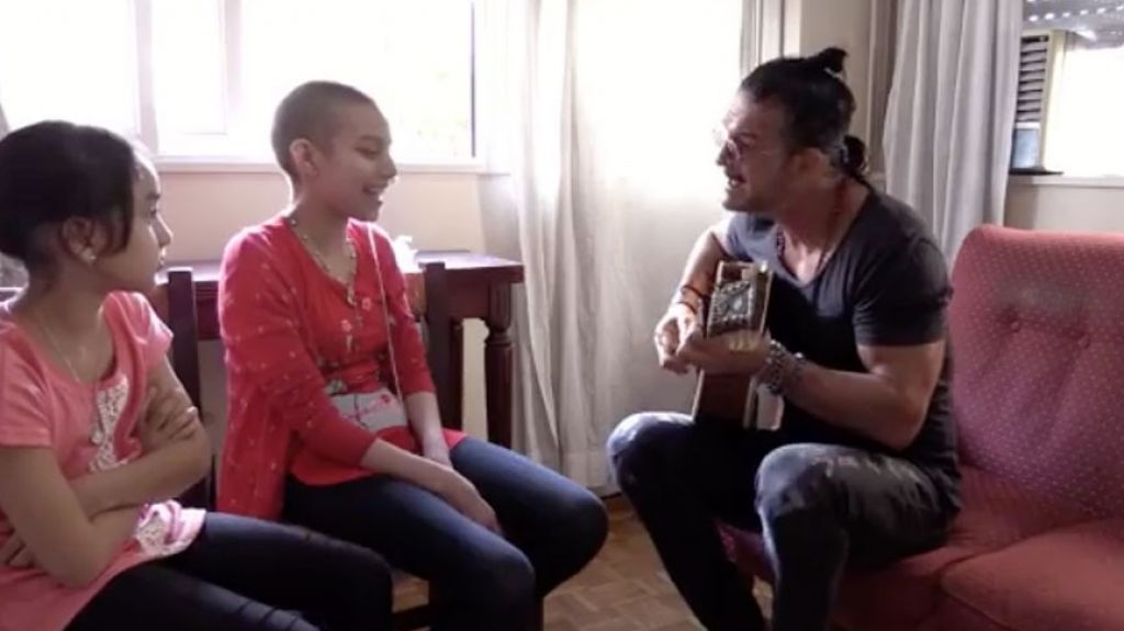 Video: Por su salud no va a concierto de Arjona, y Ã©l le canta en su casa