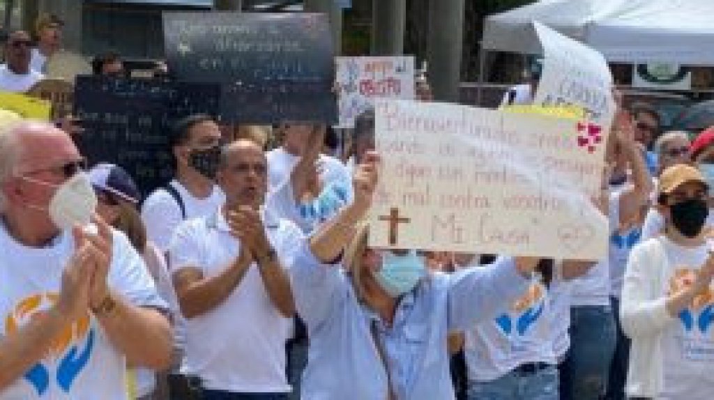  Recolectan cerca de 30 mil cartas en apoyo del destituido obispo de Arecibo 