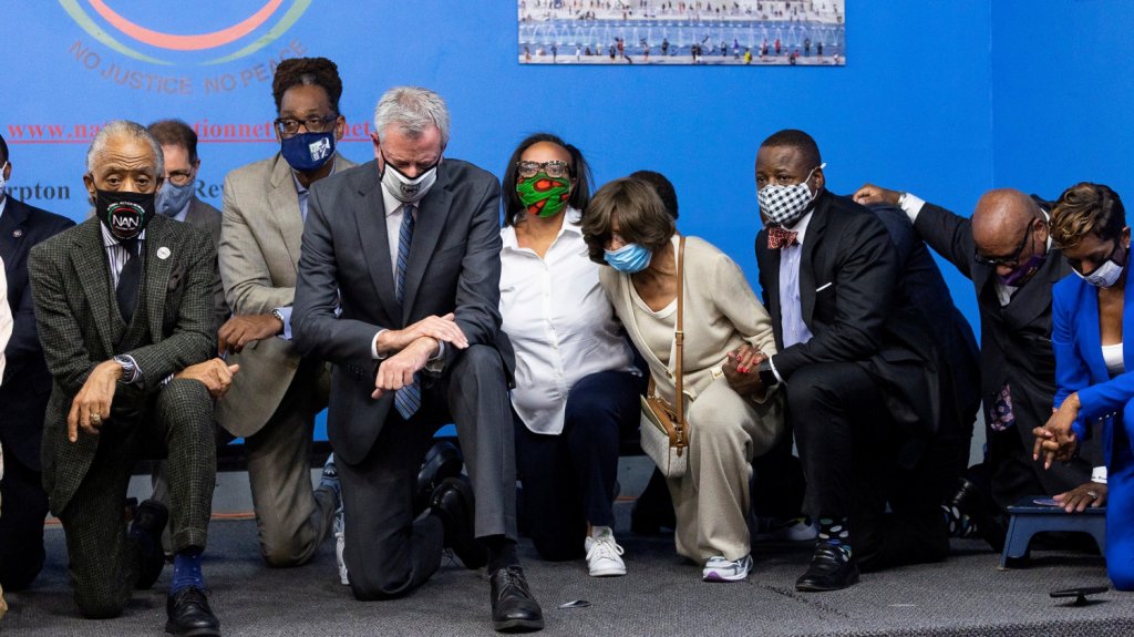  Nueva York se arrodilla 9 minutos y 29 segundos en memoria de George Floyd 