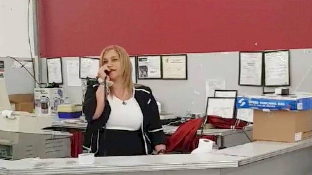  Video: Empleada de Kmart en Arecibo llora al anunciar cierre de la tienda 