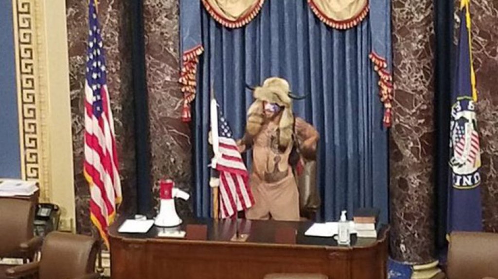  Cuando un miembro de Qanon disfrazado de bisonte presidi&oacute; el Senado de EE.UU. 