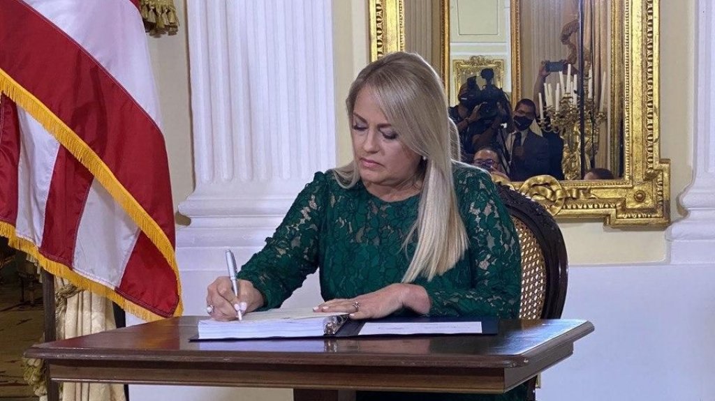  Gobernadora convierte en ley medida que declara los arrecifes estructura esencial para la protecci&oacute;n de las costas de la isla 