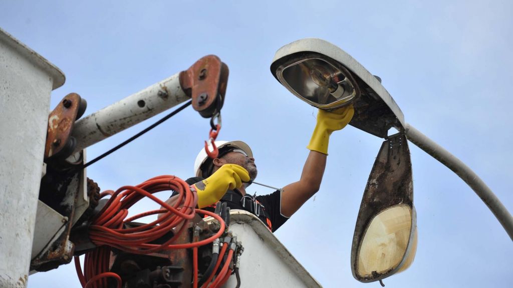  Inician trabajos de reparaci&oacute;n de alumbrado p&uacute;blico en Maunabo 