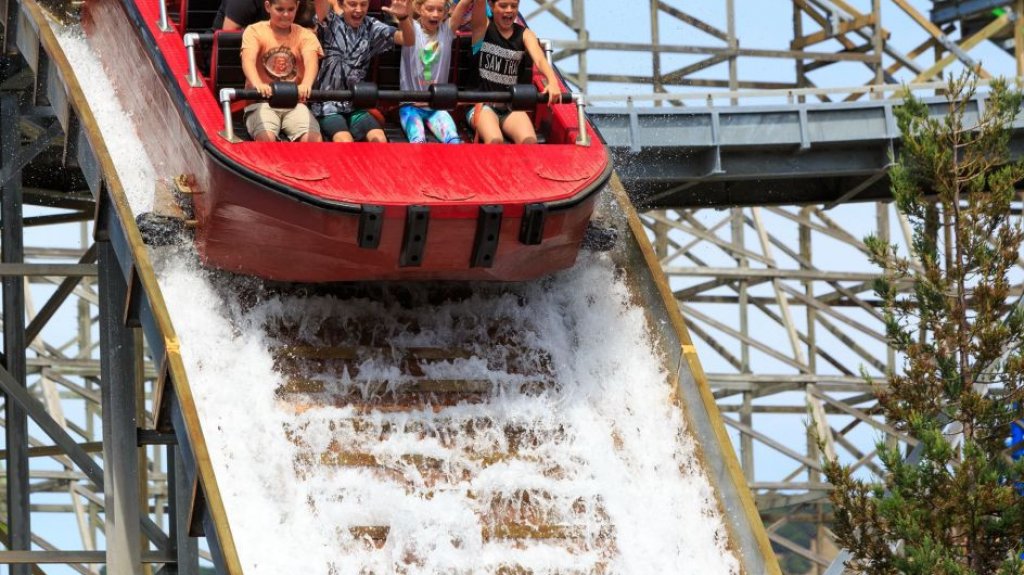  sorprenden a dos j&oacute;venes con una subametralladora en Six Flags 