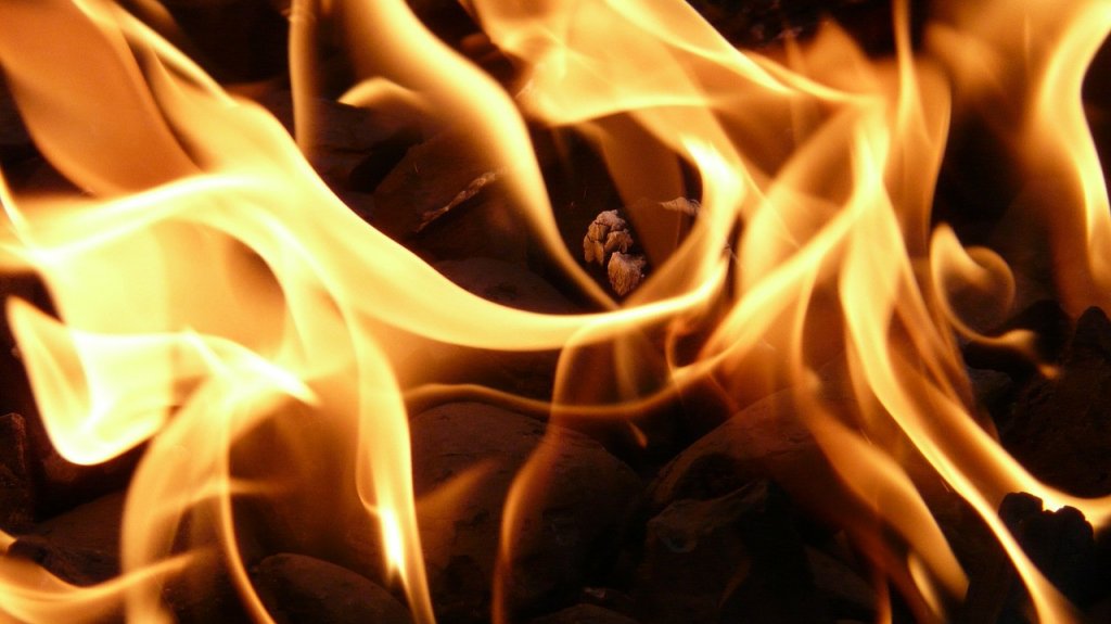  Cierran carretera en Cayey por fuego 