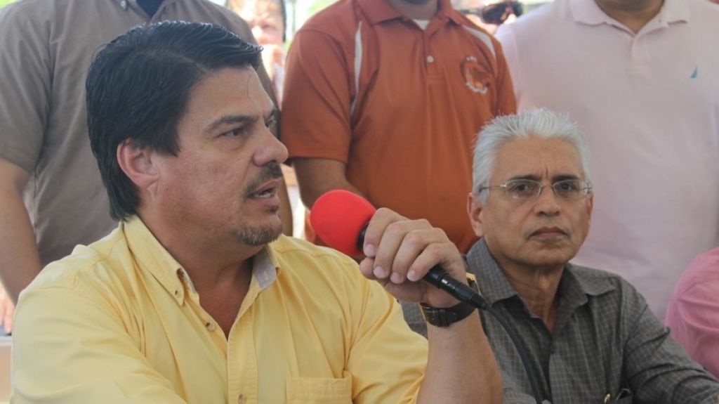  Empleados AEP cuestionan qui&eacute;n pagar&aacute; a bonistas escuelas cerradas por el DE 