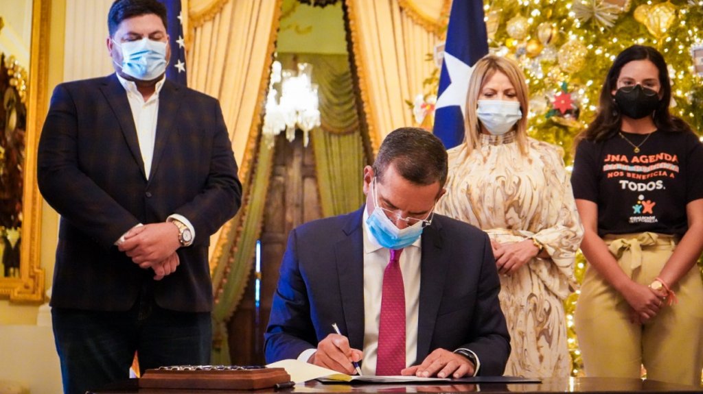  Gobernador convierte en ley 10 proyectos legislativos 