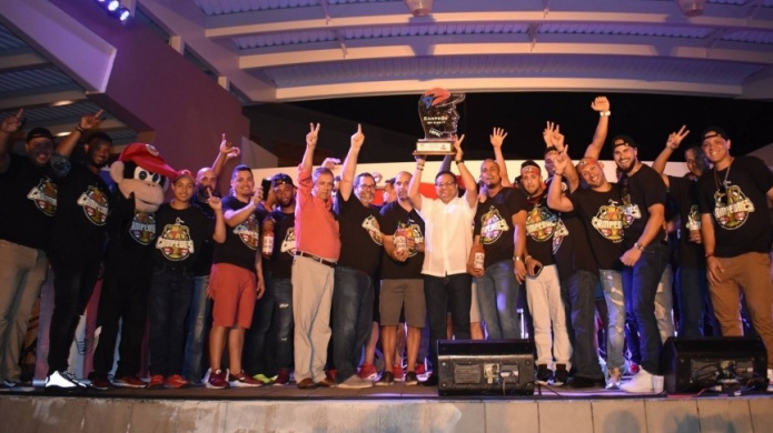 Criollos celebran en grande en las calles de Caguas el campeonato de la LBPRC