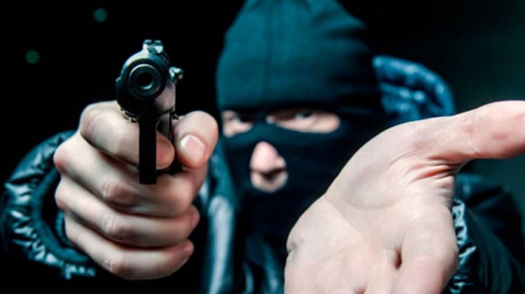  Se detiene a ayudar un amigo y apunta del pistola le llevan su carro 