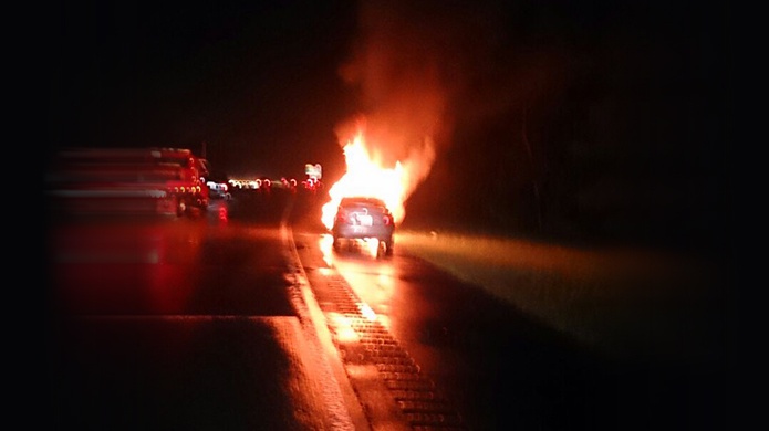 VehÃ­culo incendiado genera gran congestiÃ³n en expreso 22