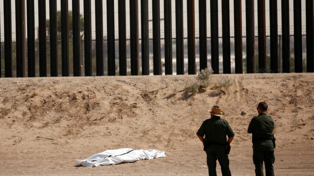  Muere mexicano por heridas en la cabeza al caer de muro fronterizo 