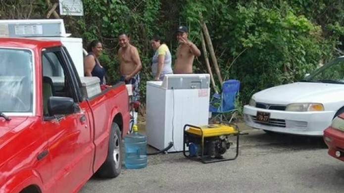 Boricua llega con lavadora y planta elÃ©ctrica a los chorros de Ciales para lavar ropa 